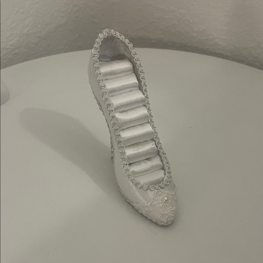 Elegant White Women's Shoe ring holder